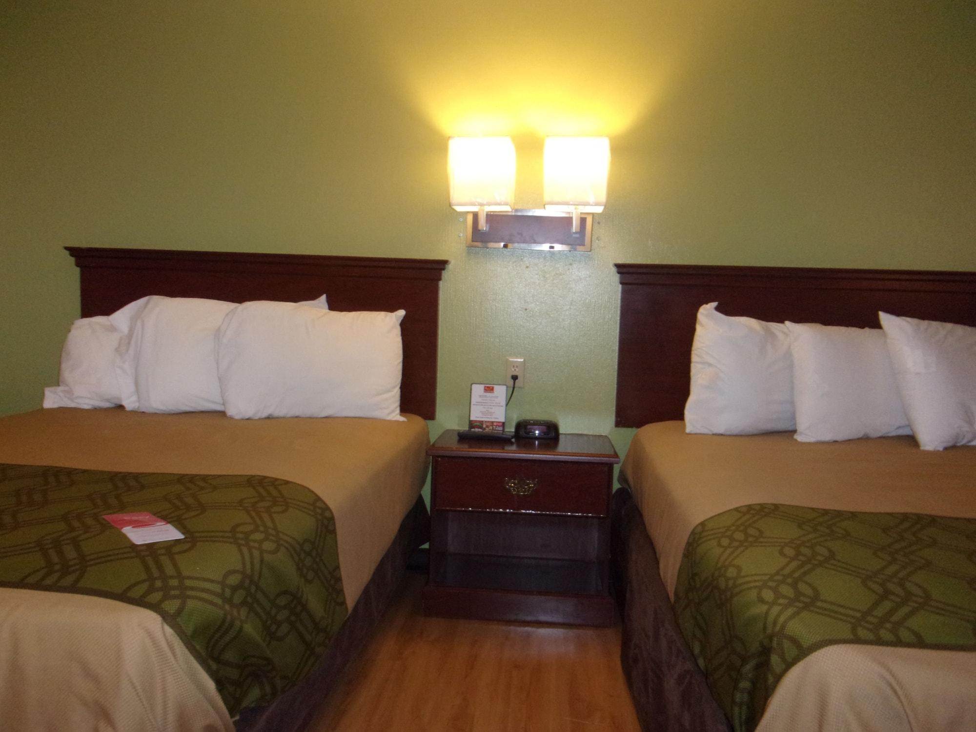 Econo Lodge Kent Bagian luar foto
