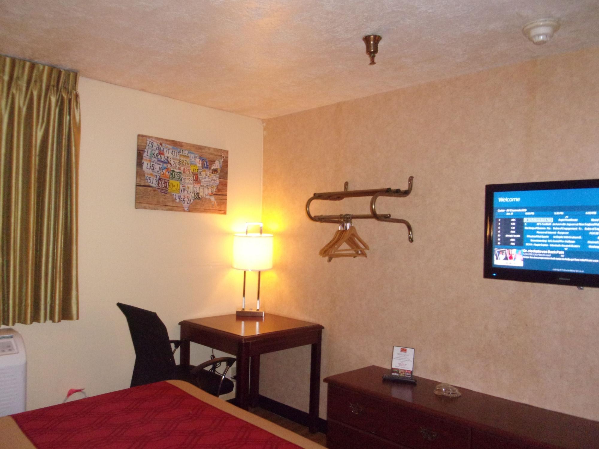 Econo Lodge Kent Bagian luar foto