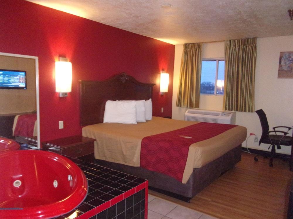 Econo Lodge Kent Bagian luar foto