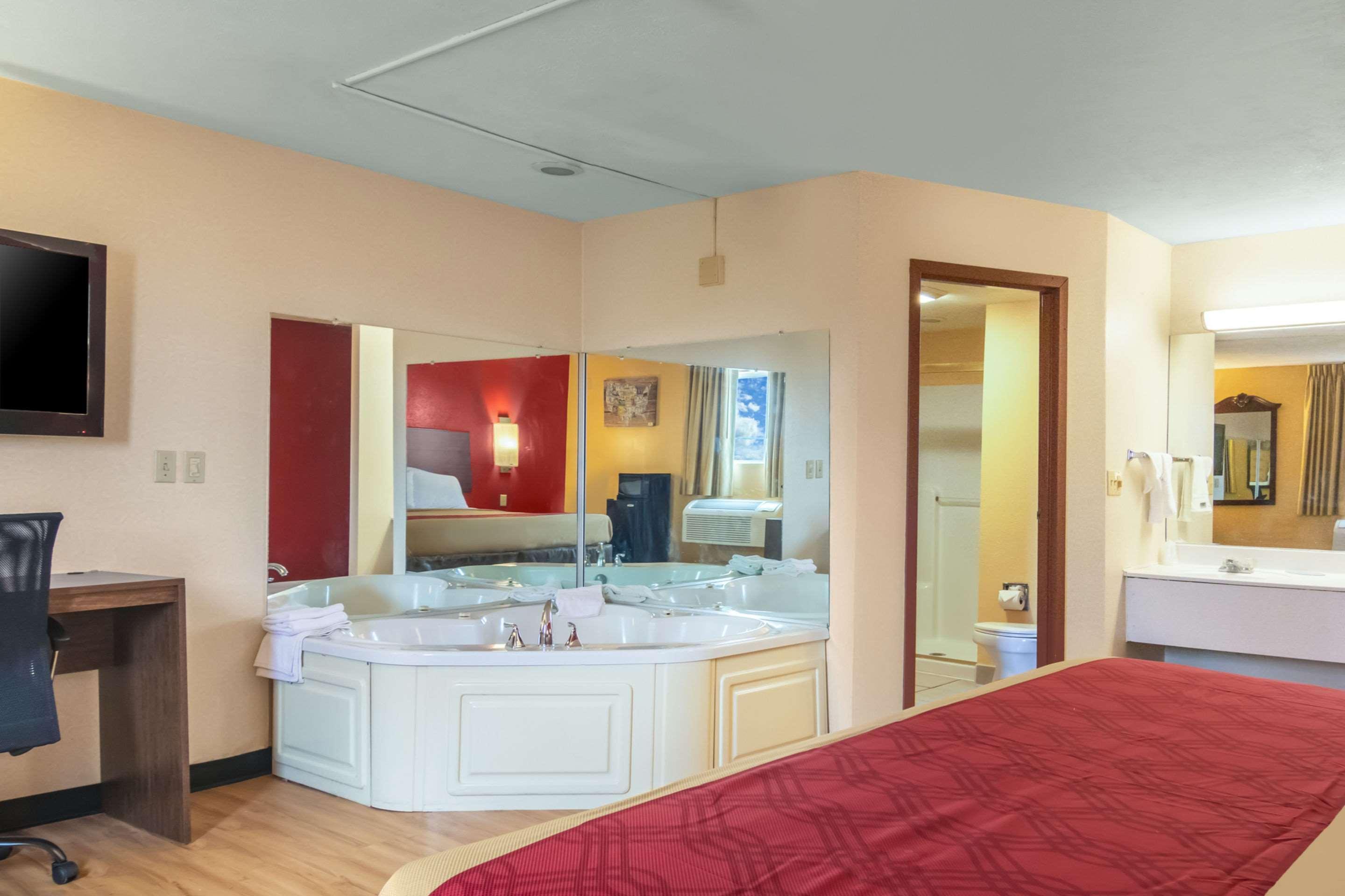 Econo Lodge Kent Bagian luar foto