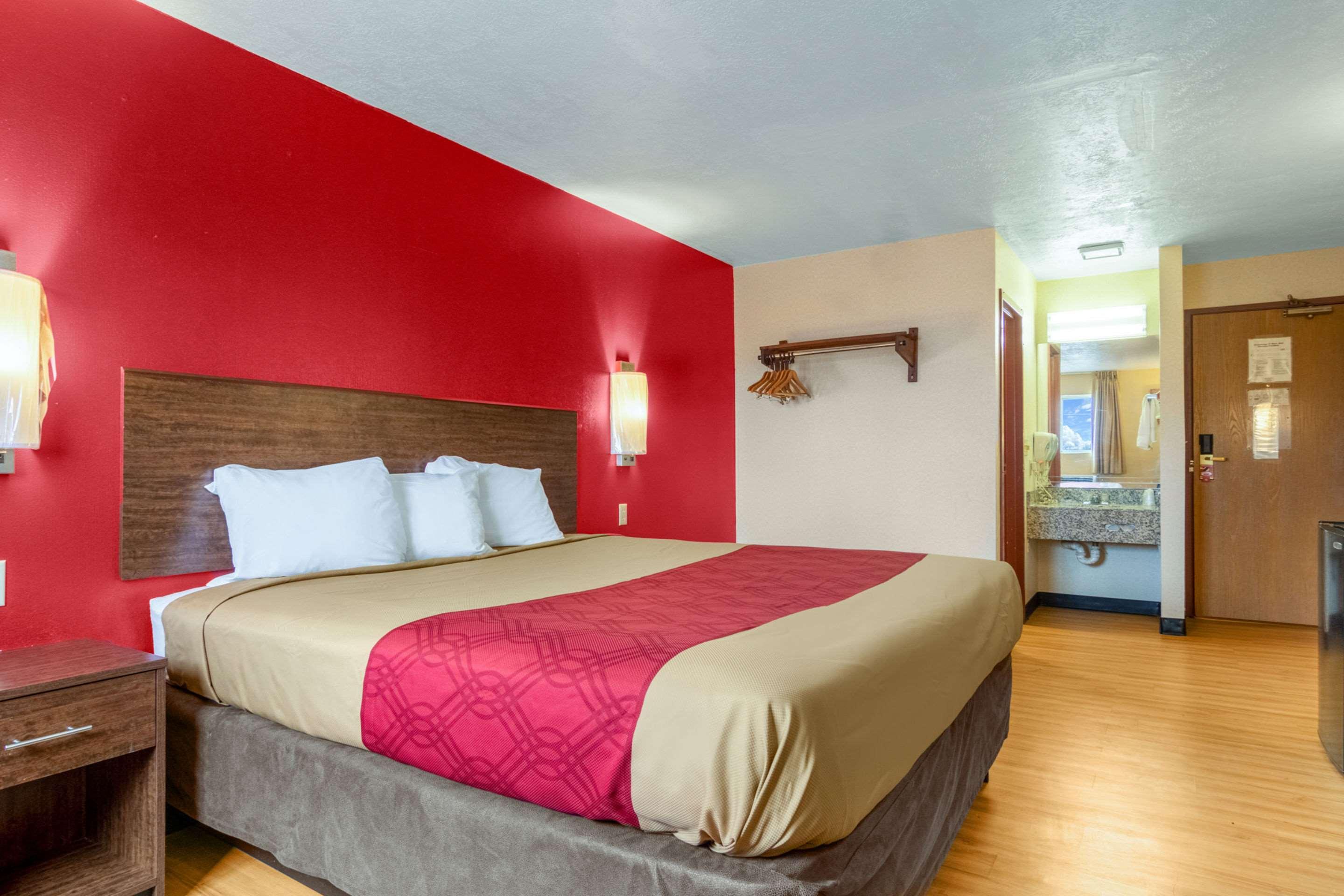 Econo Lodge Kent Bagian luar foto