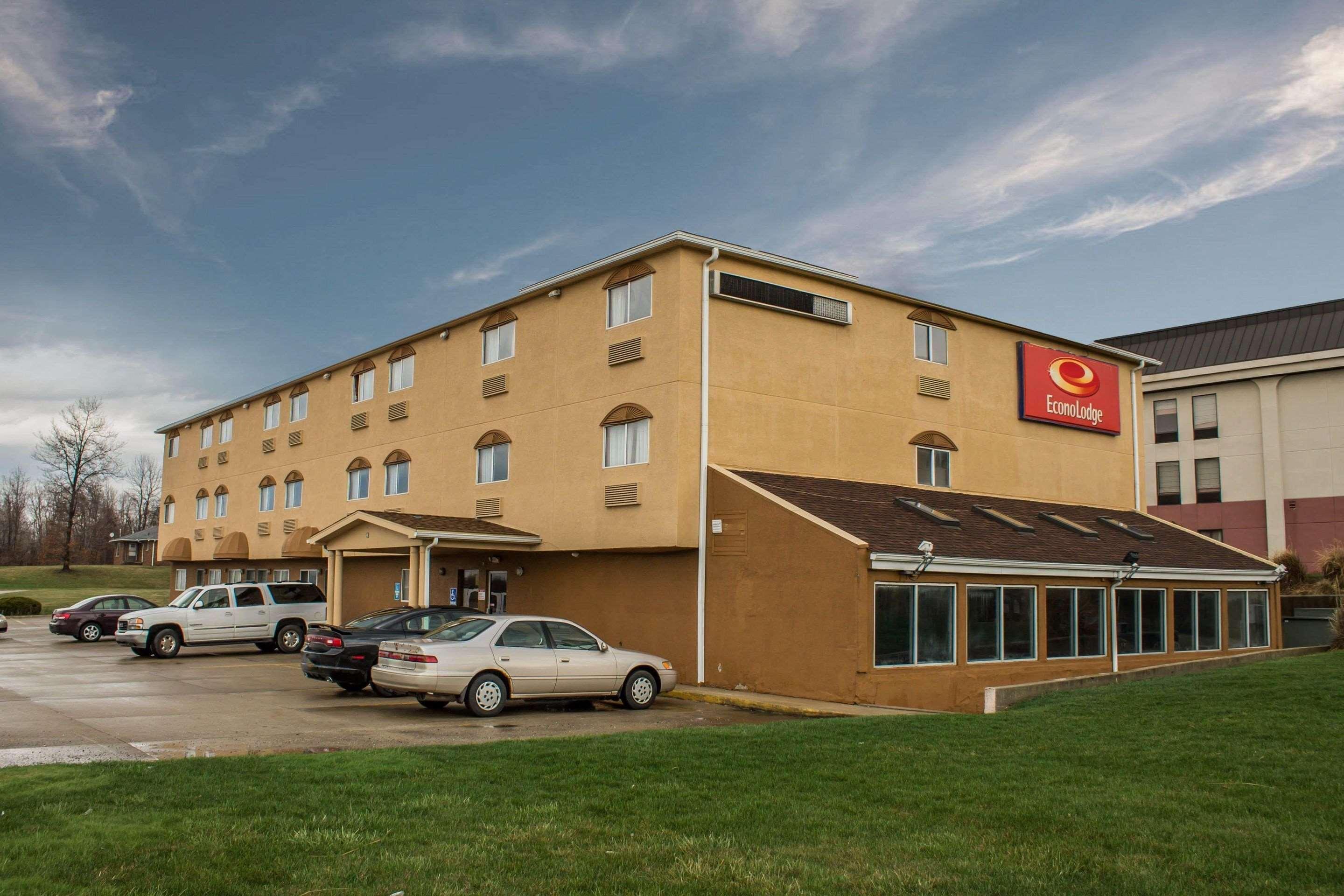Econo Lodge Kent Bagian luar foto