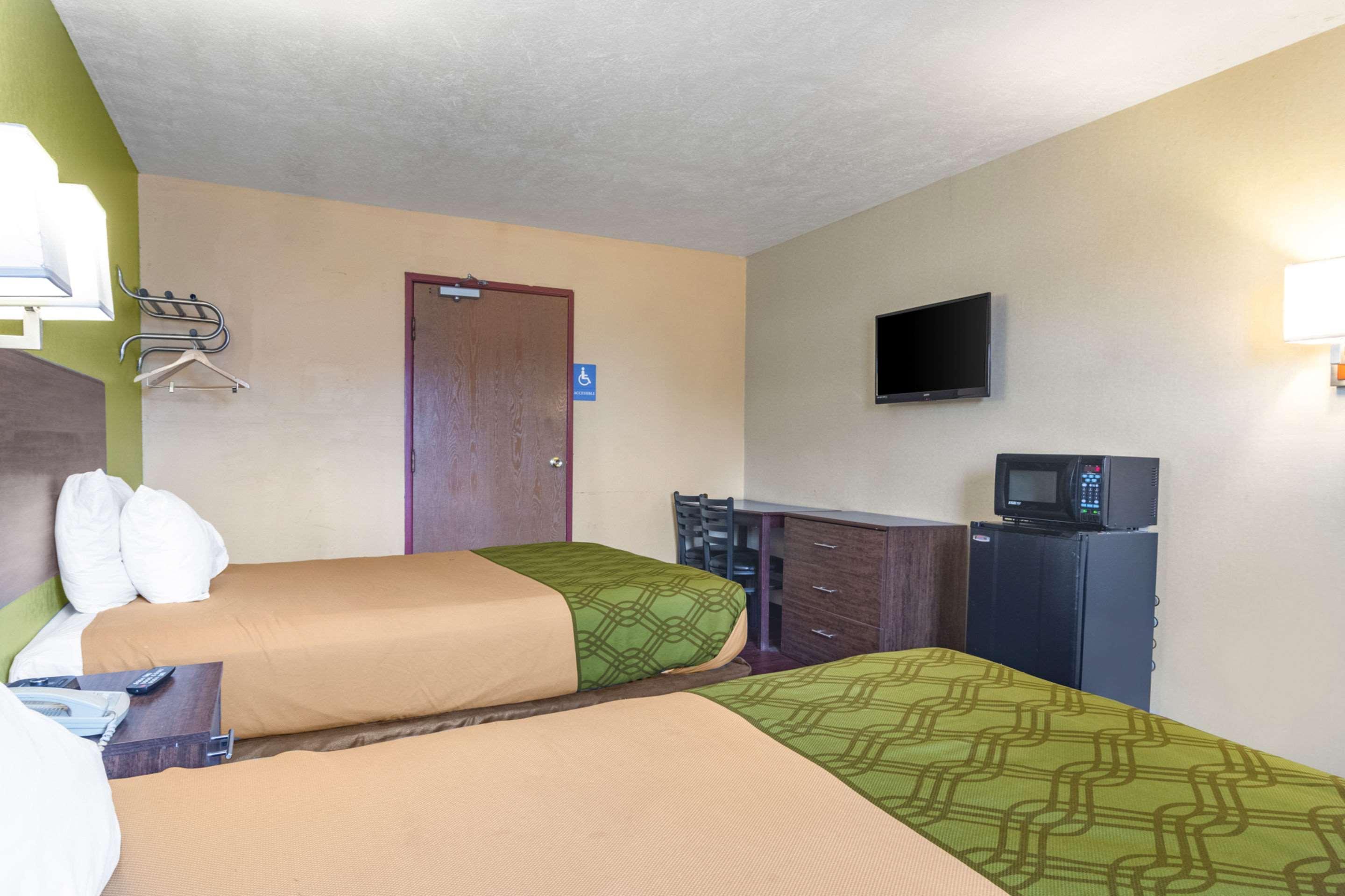 Econo Lodge Kent Bagian luar foto