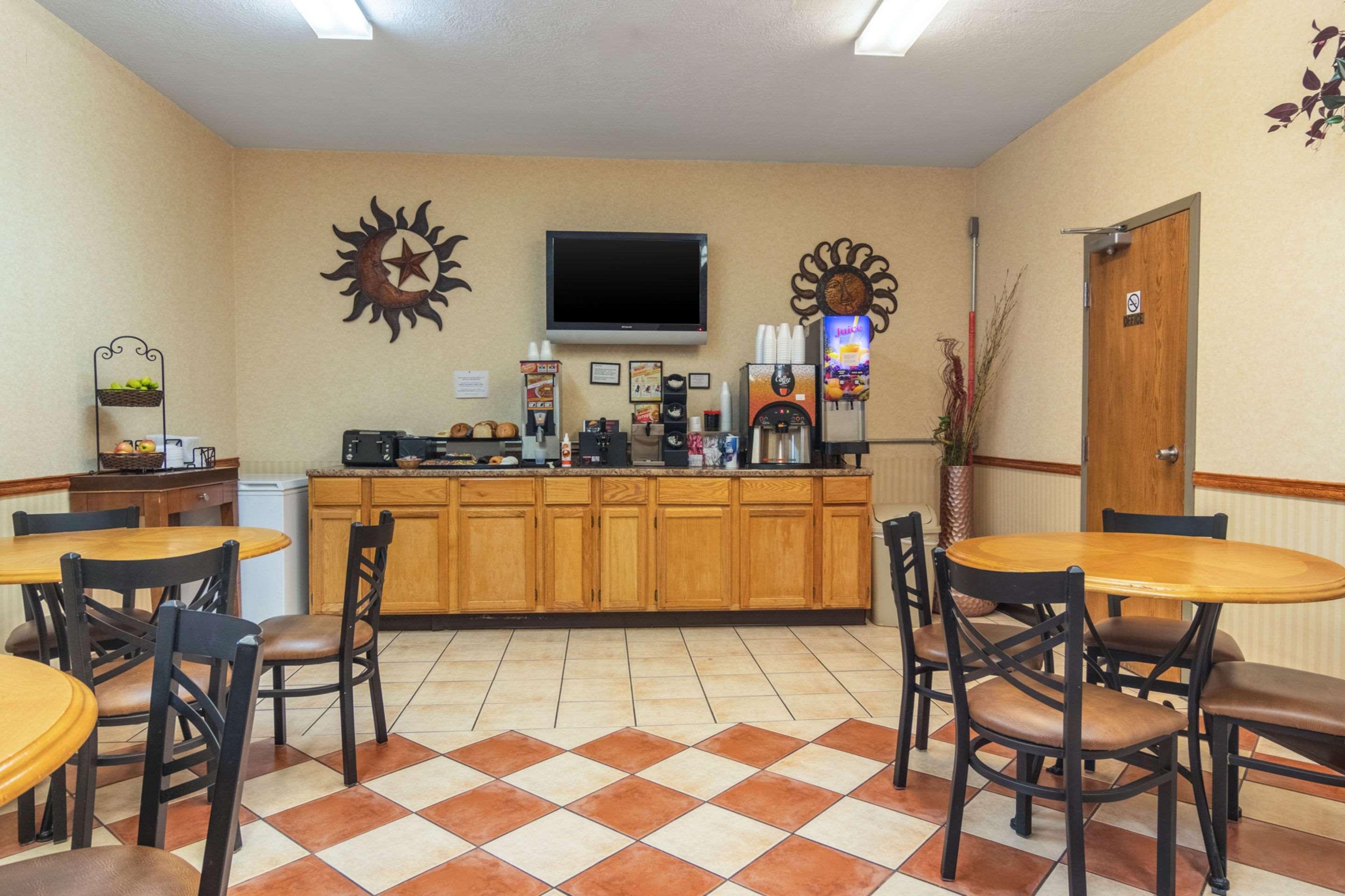 Econo Lodge Kent Bagian luar foto