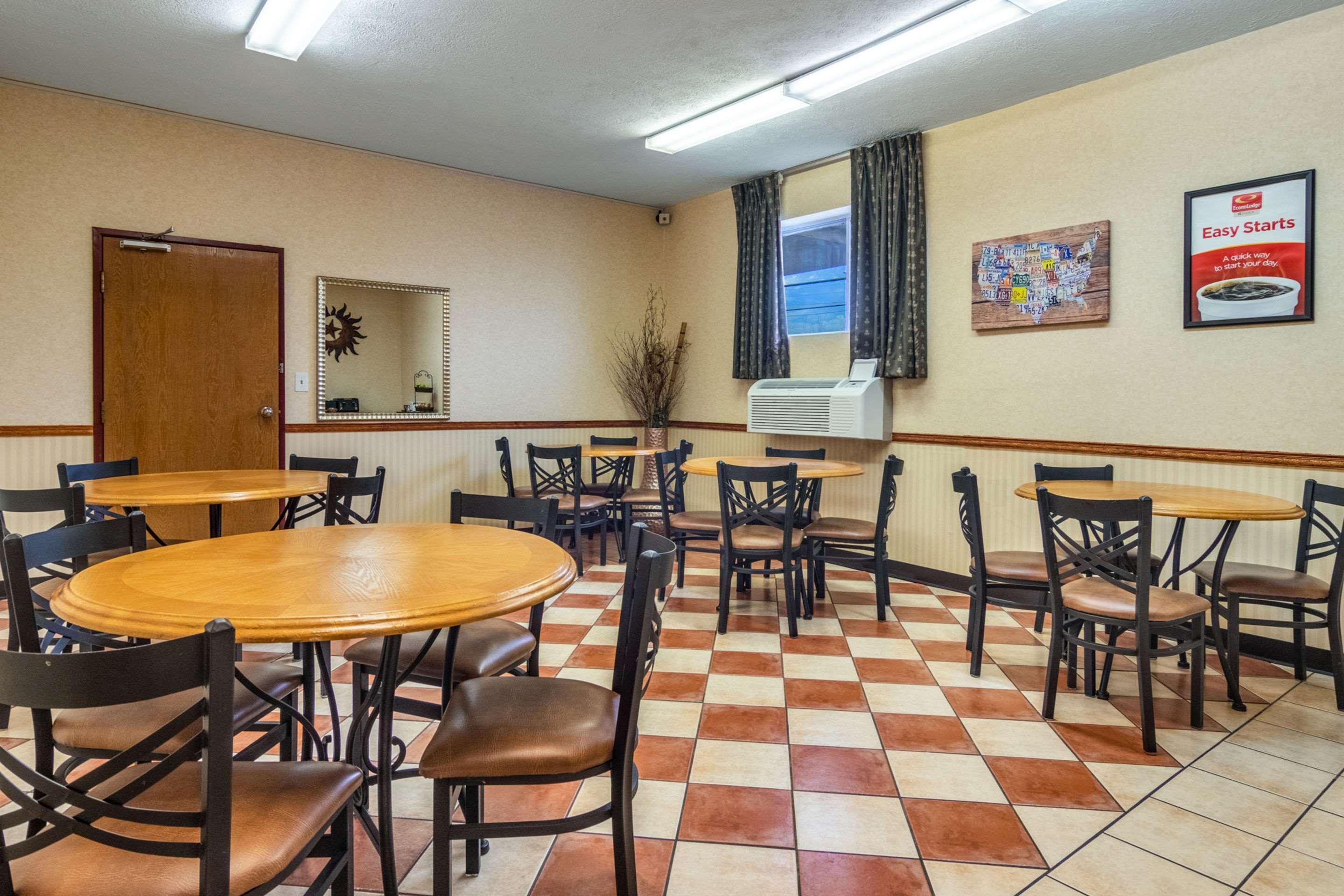 Econo Lodge Kent Bagian luar foto