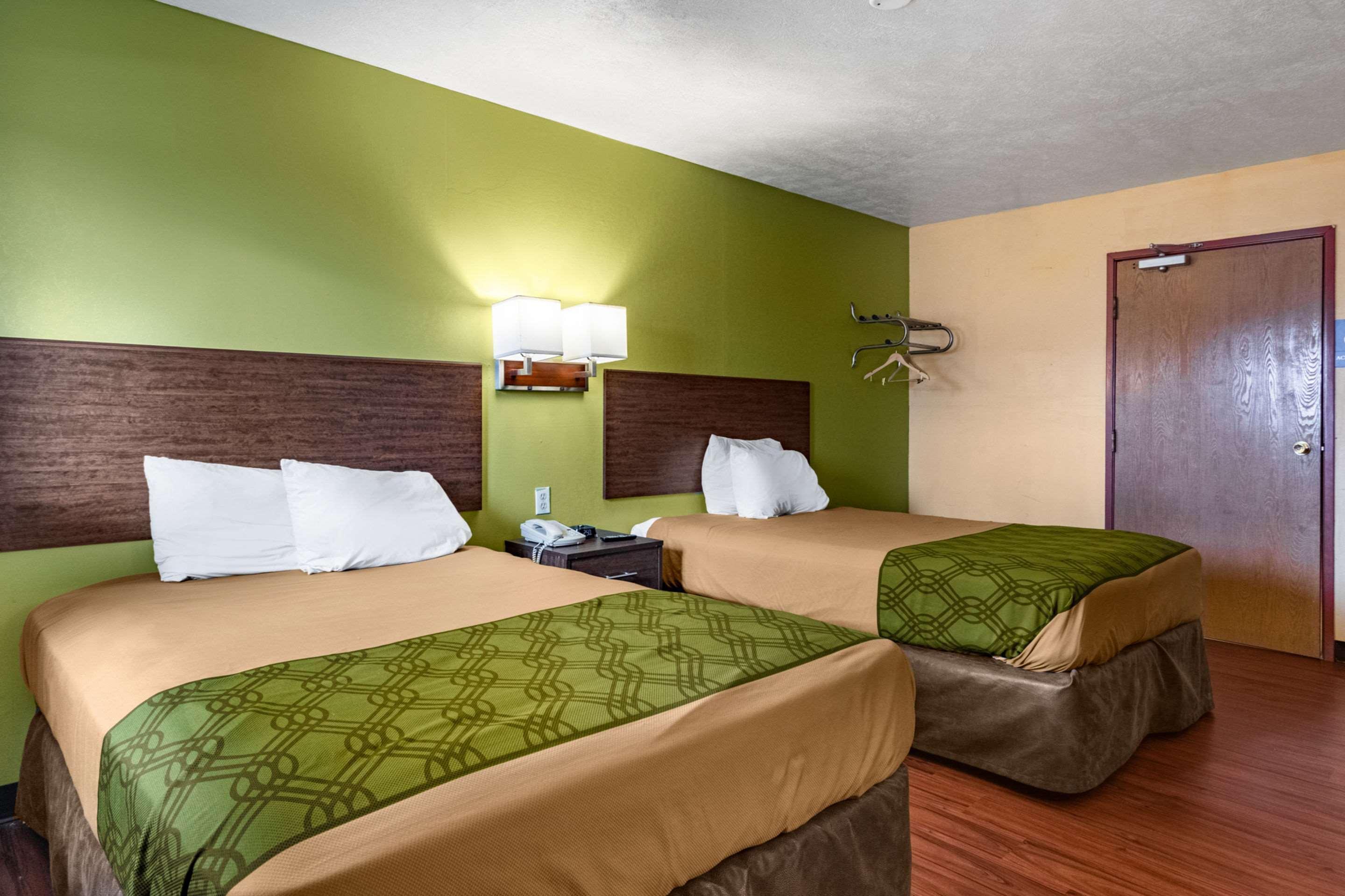 Econo Lodge Kent Bagian luar foto