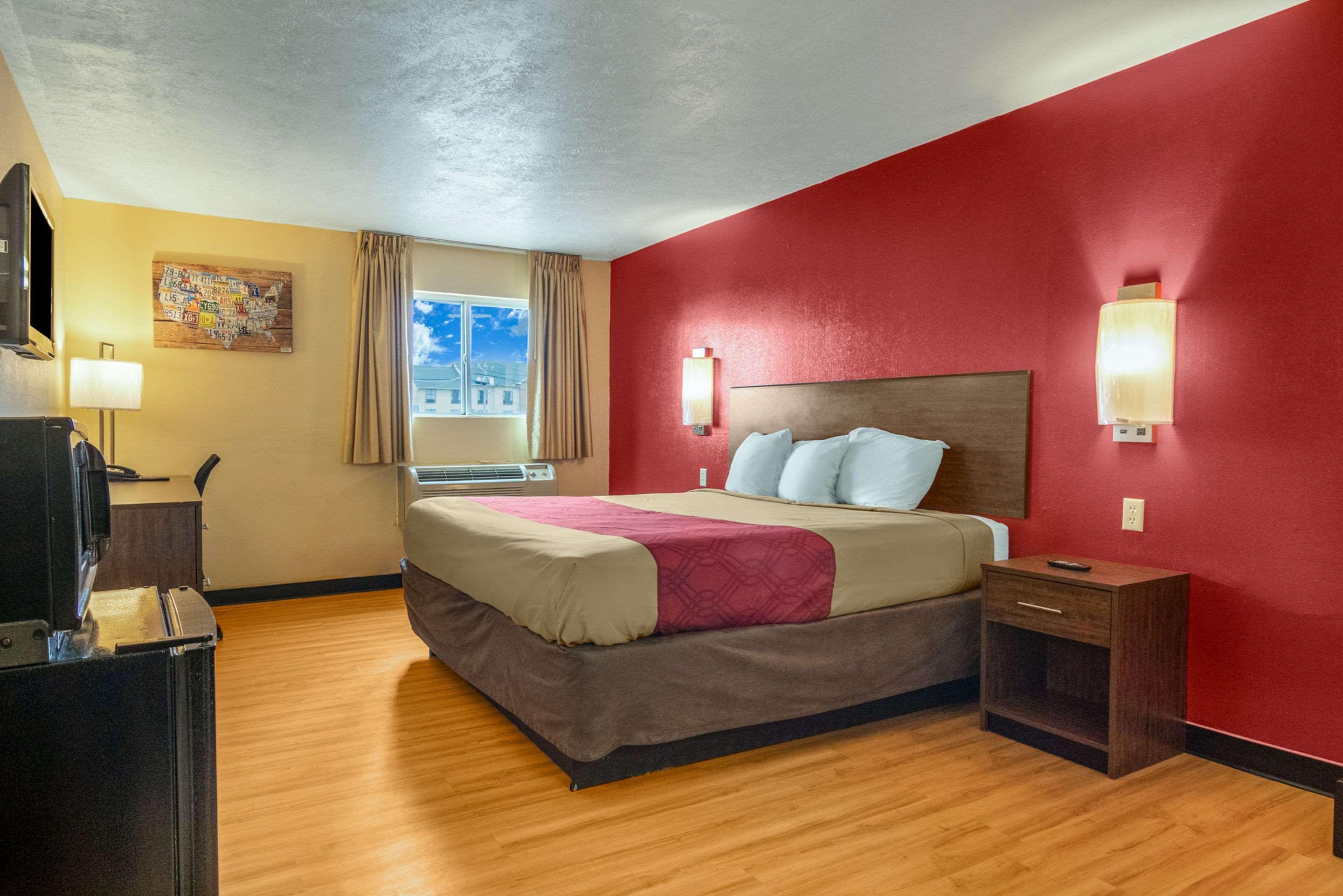 Econo Lodge Kent Bagian luar foto