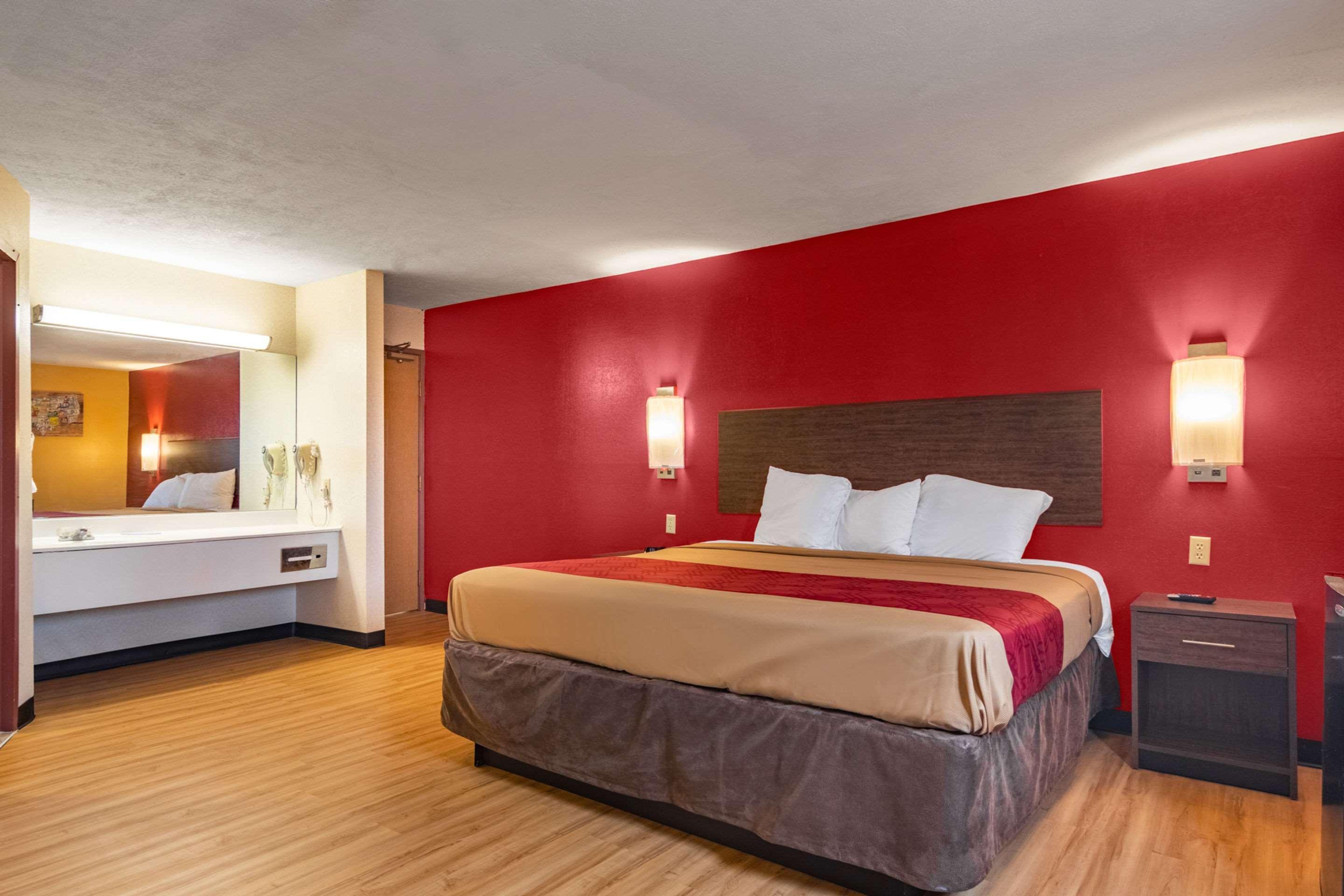 Econo Lodge Kent Bagian luar foto
