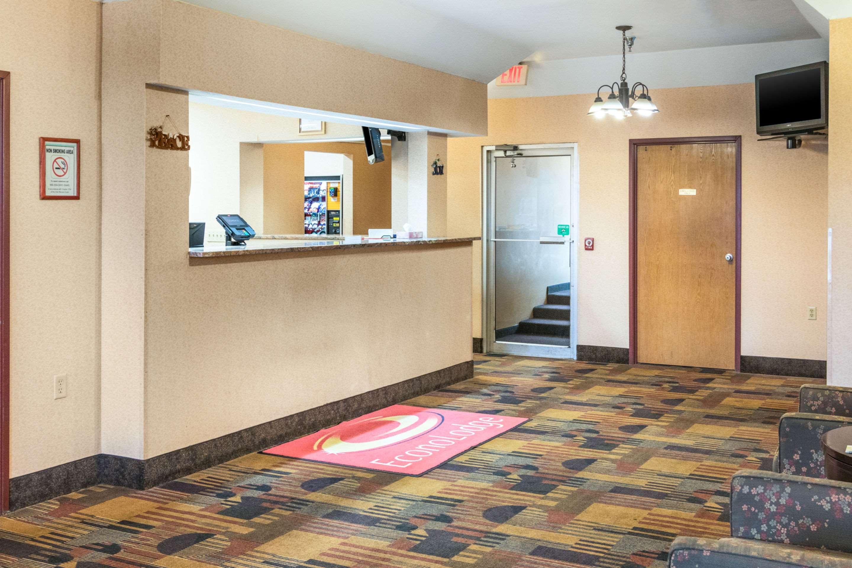 Econo Lodge Kent Bagian luar foto