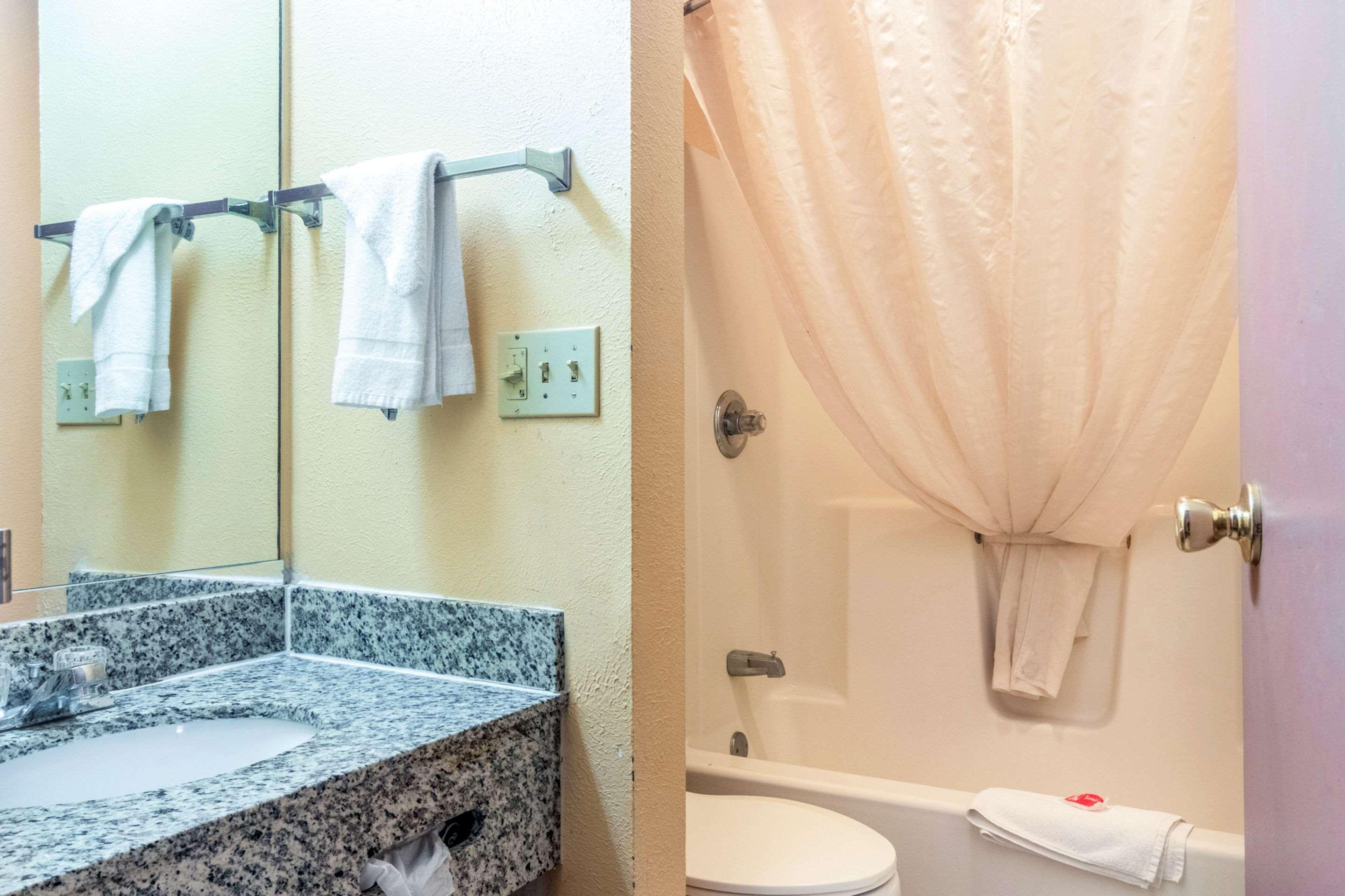 Econo Lodge Kent Bagian luar foto