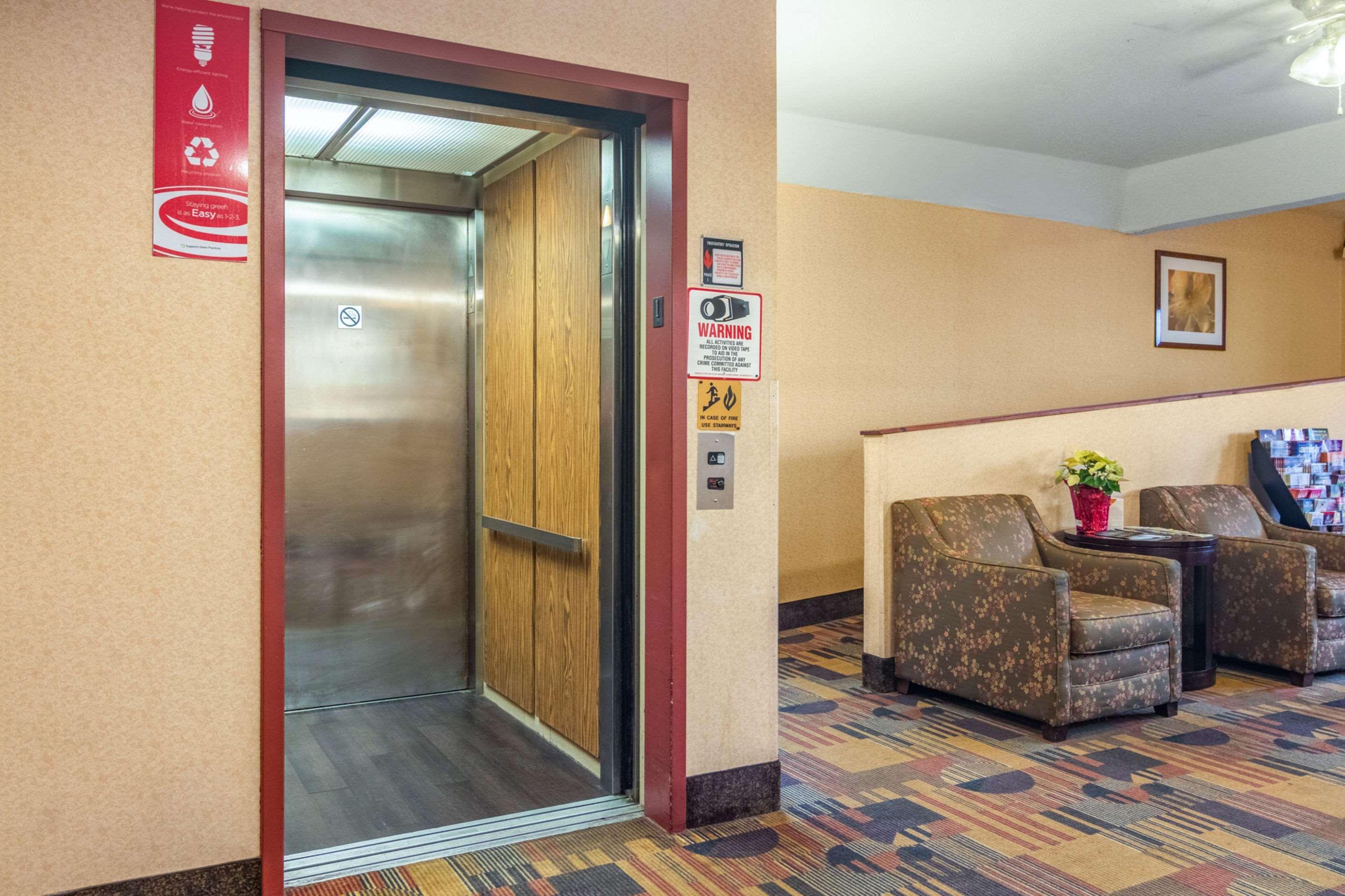 Econo Lodge Kent Bagian luar foto