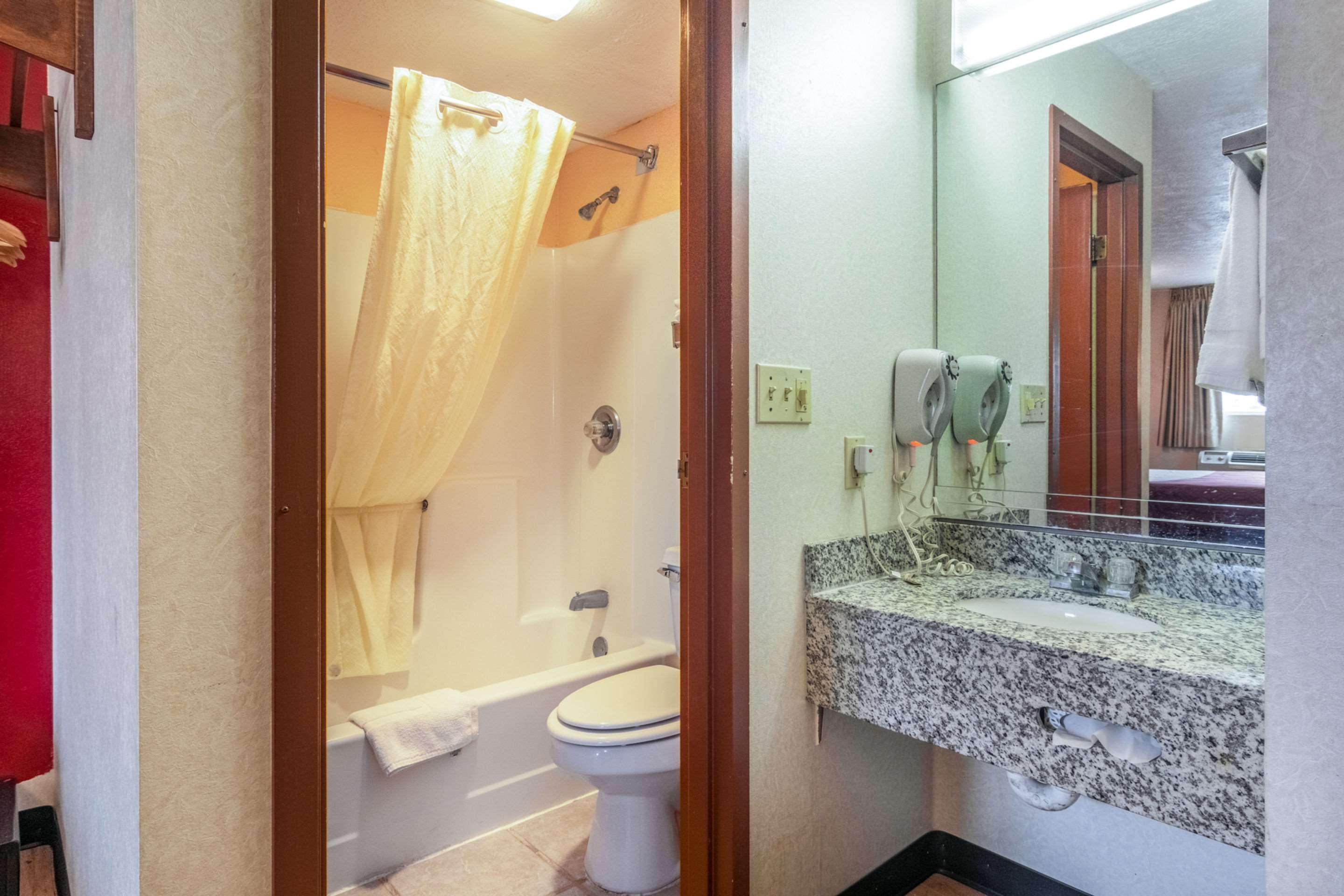 Econo Lodge Kent Bagian luar foto