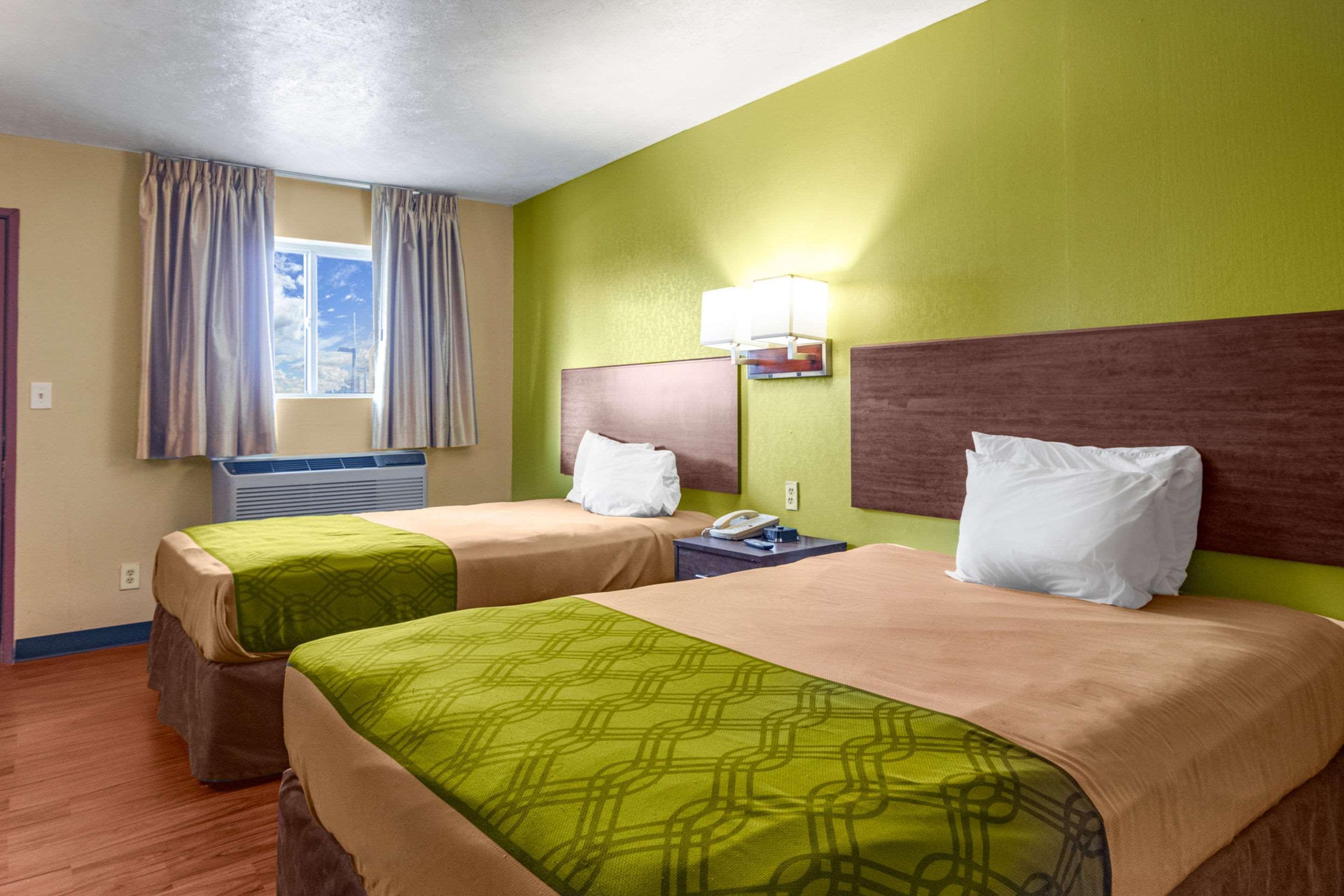 Econo Lodge Kent Bagian luar foto
