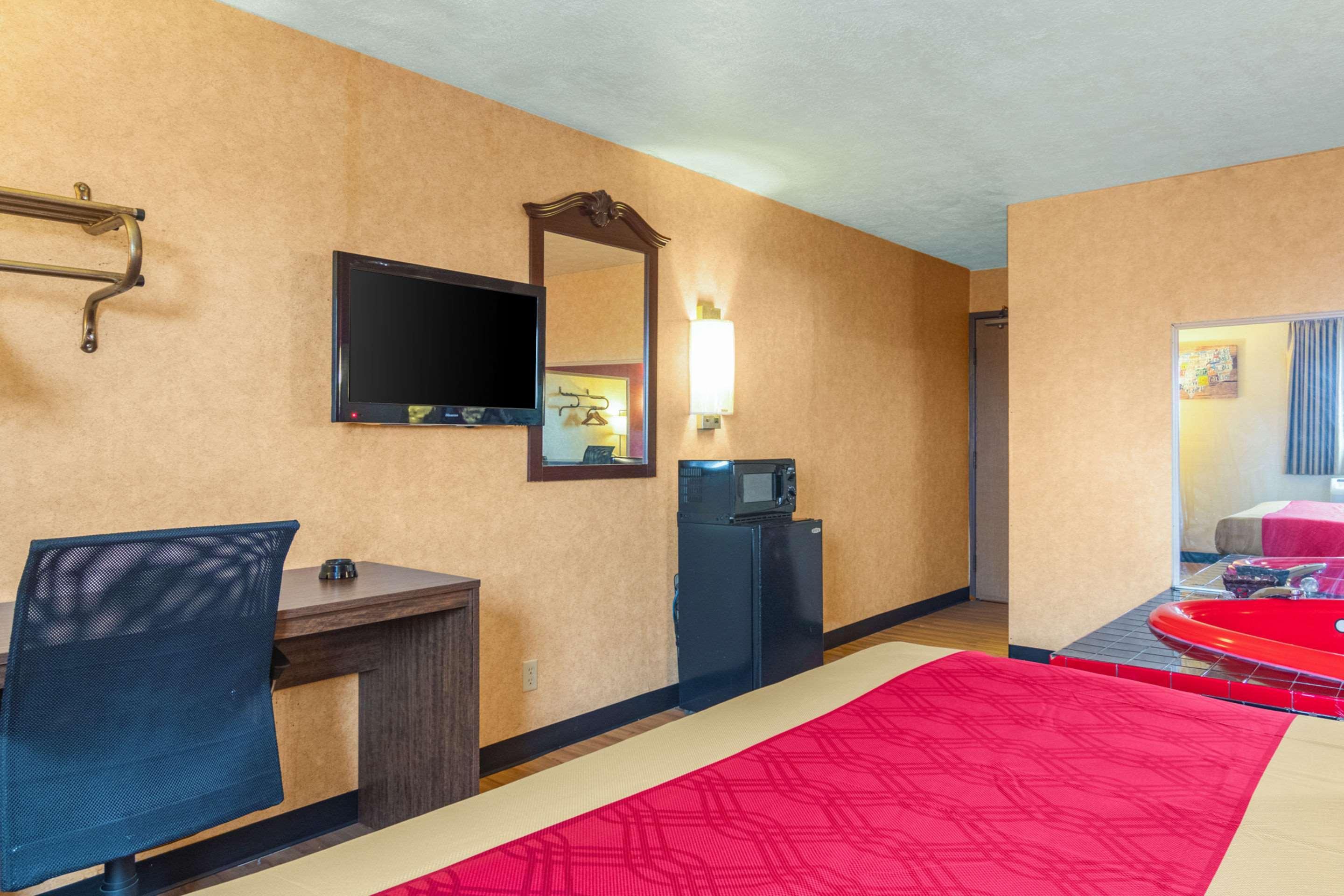Econo Lodge Kent Bagian luar foto