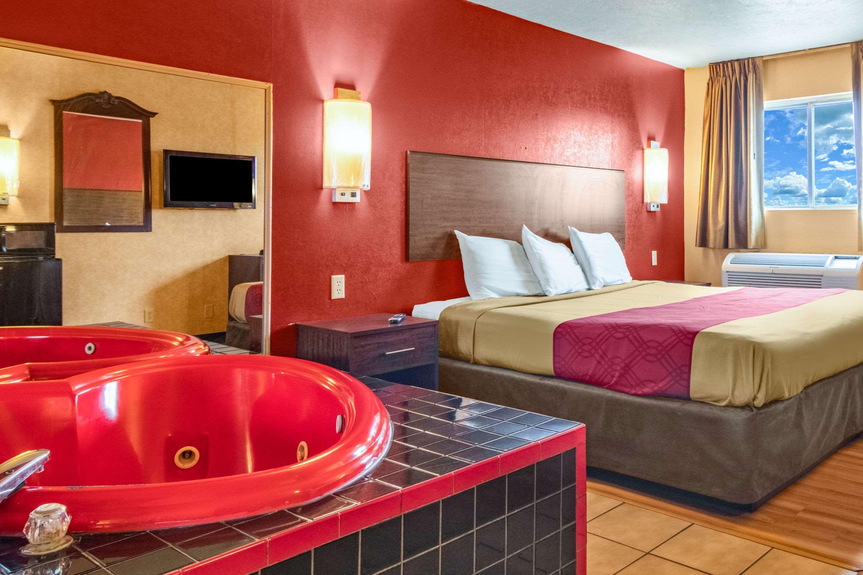 Econo Lodge Kent Bagian luar foto