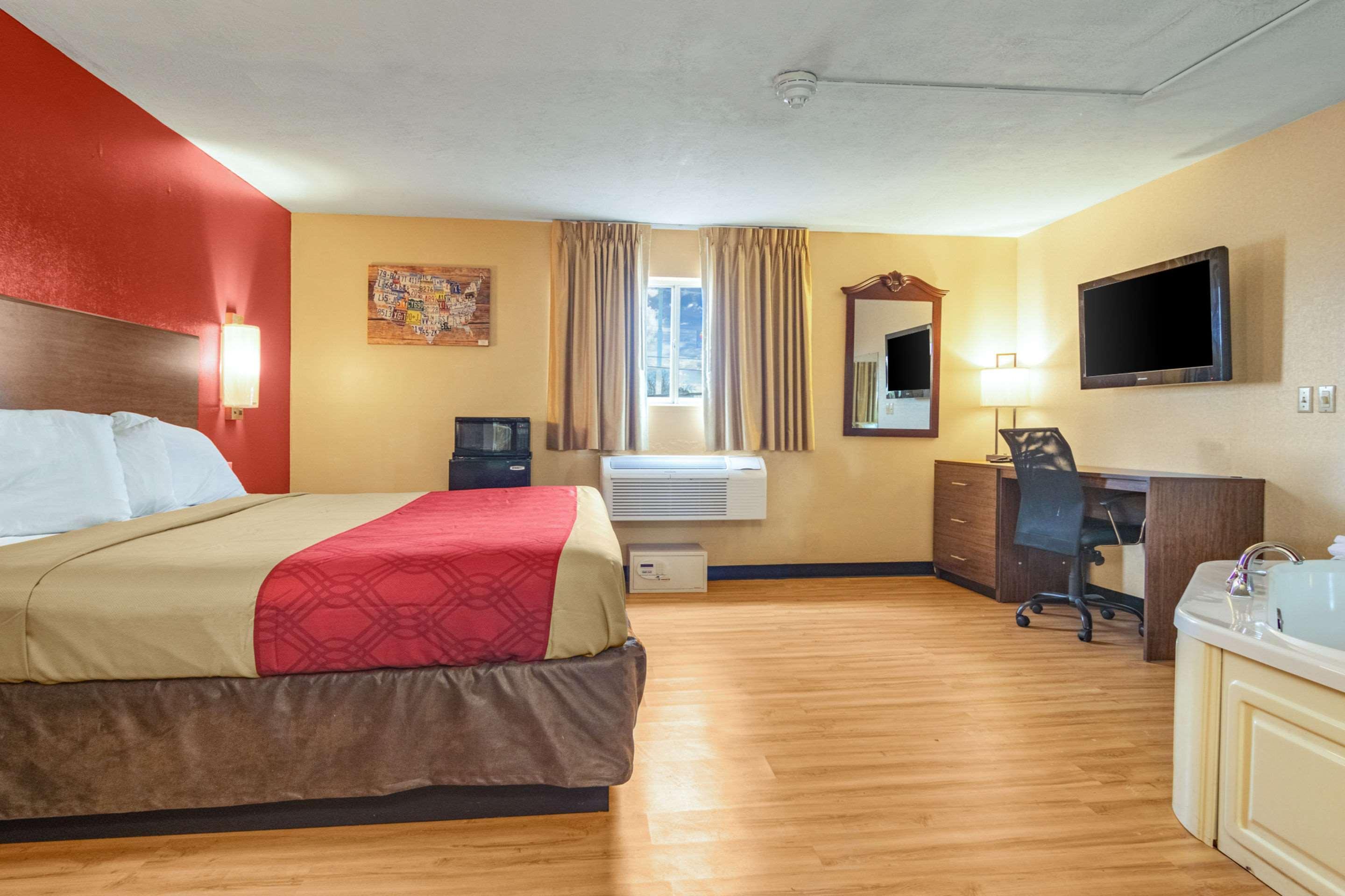 Econo Lodge Kent Bagian luar foto