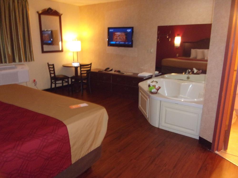 Econo Lodge Kent Bagian luar foto