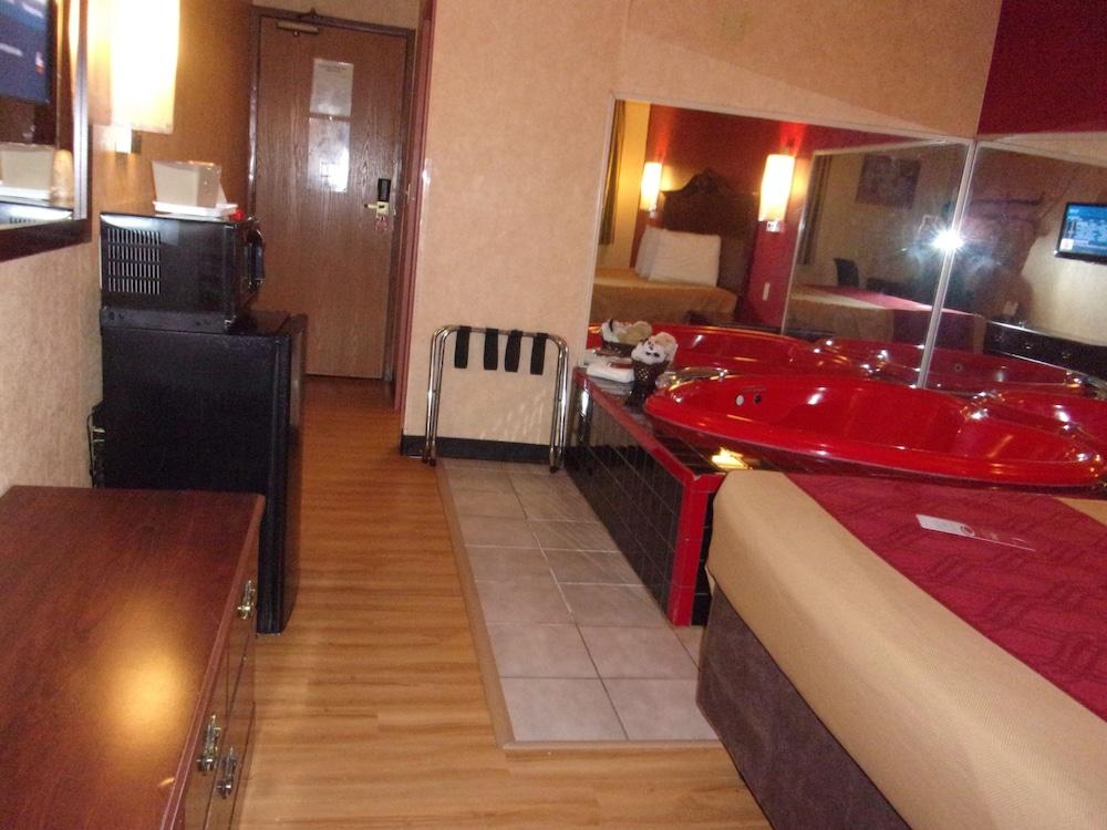 Econo Lodge Kent Bagian luar foto