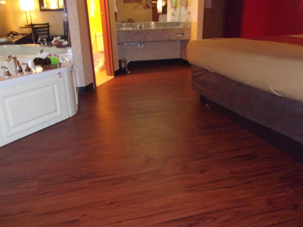 Econo Lodge Kent Bagian luar foto