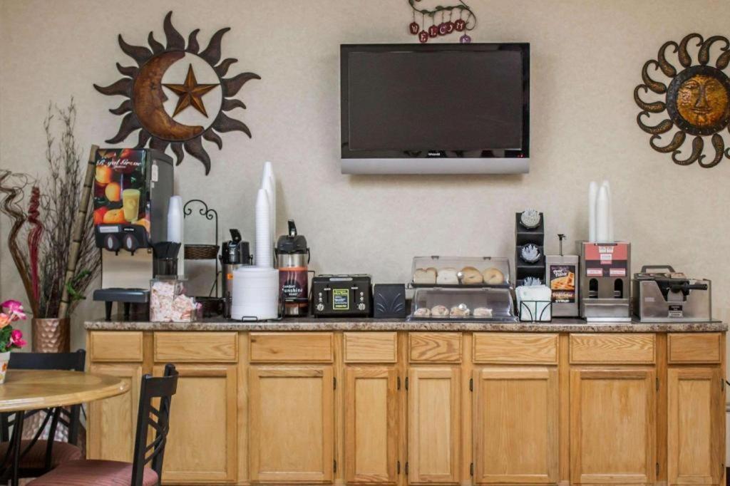 Econo Lodge Kent Bagian luar foto