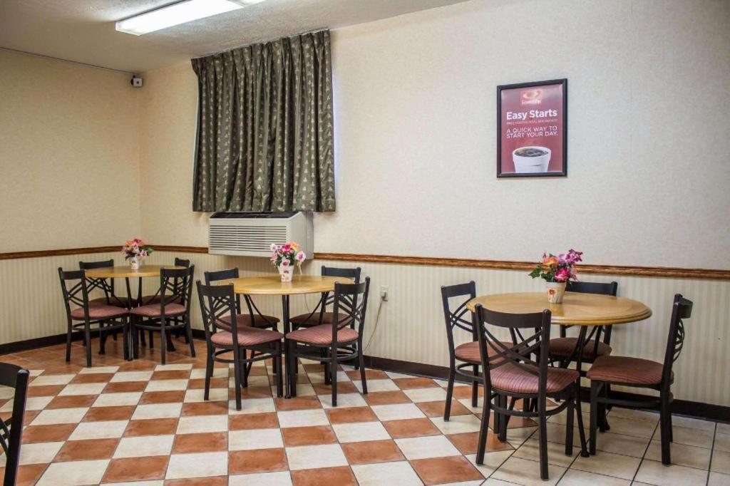 Econo Lodge Kent Bagian luar foto