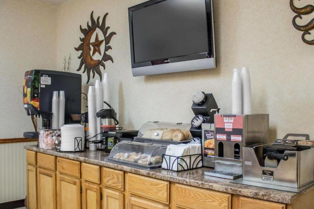 Econo Lodge Kent Bagian luar foto