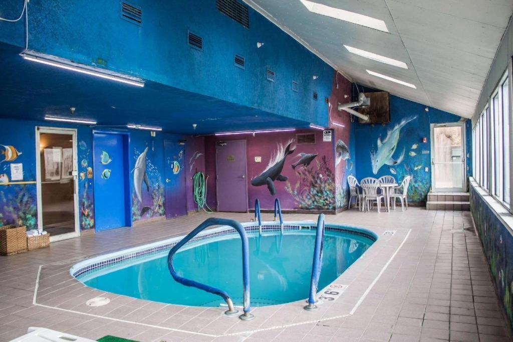 Econo Lodge Kent Bagian luar foto