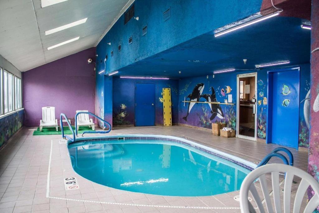 Econo Lodge Kent Bagian luar foto
