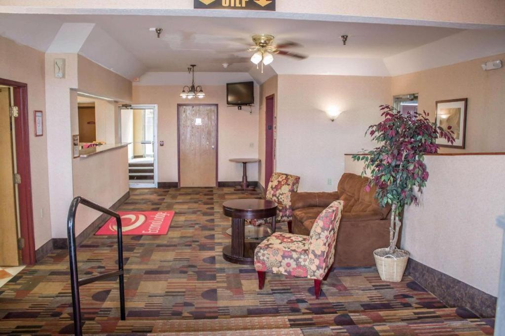 Econo Lodge Kent Bagian luar foto