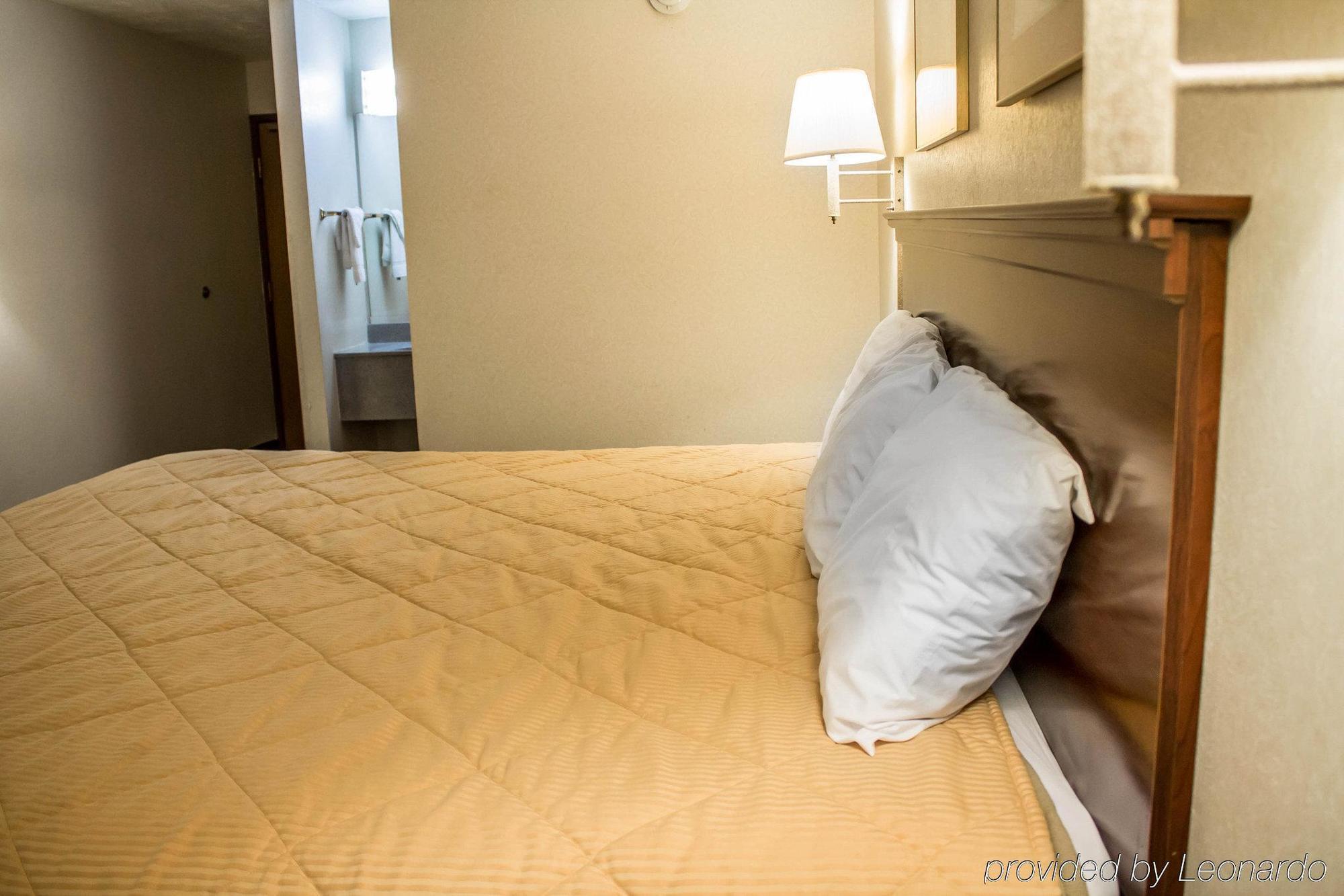 Econo Lodge Kent Bagian luar foto