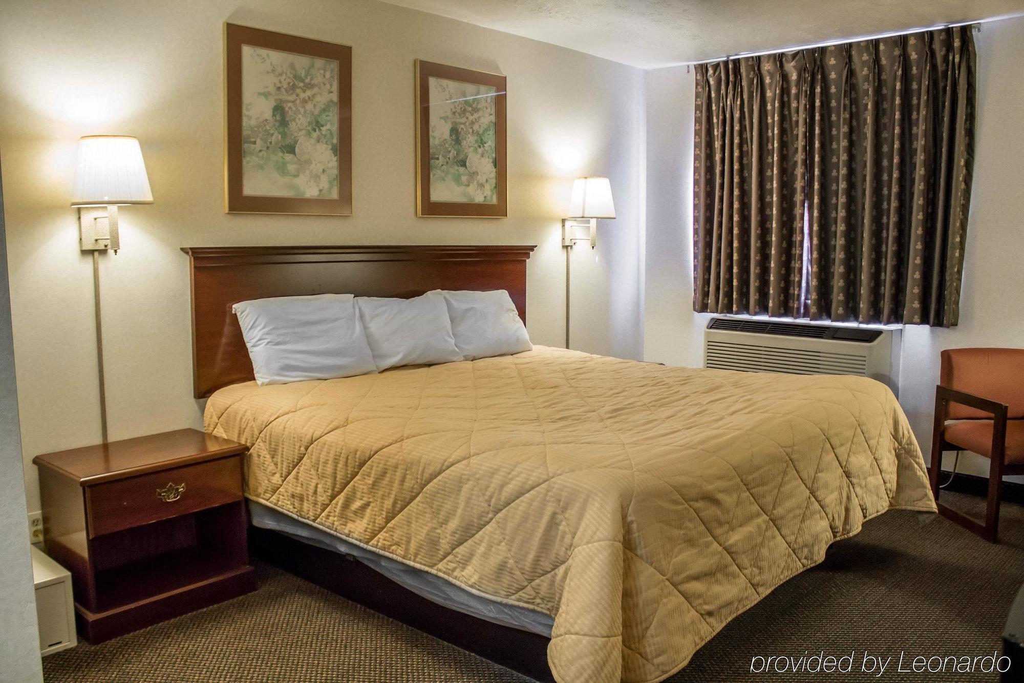 Econo Lodge Kent Bagian luar foto