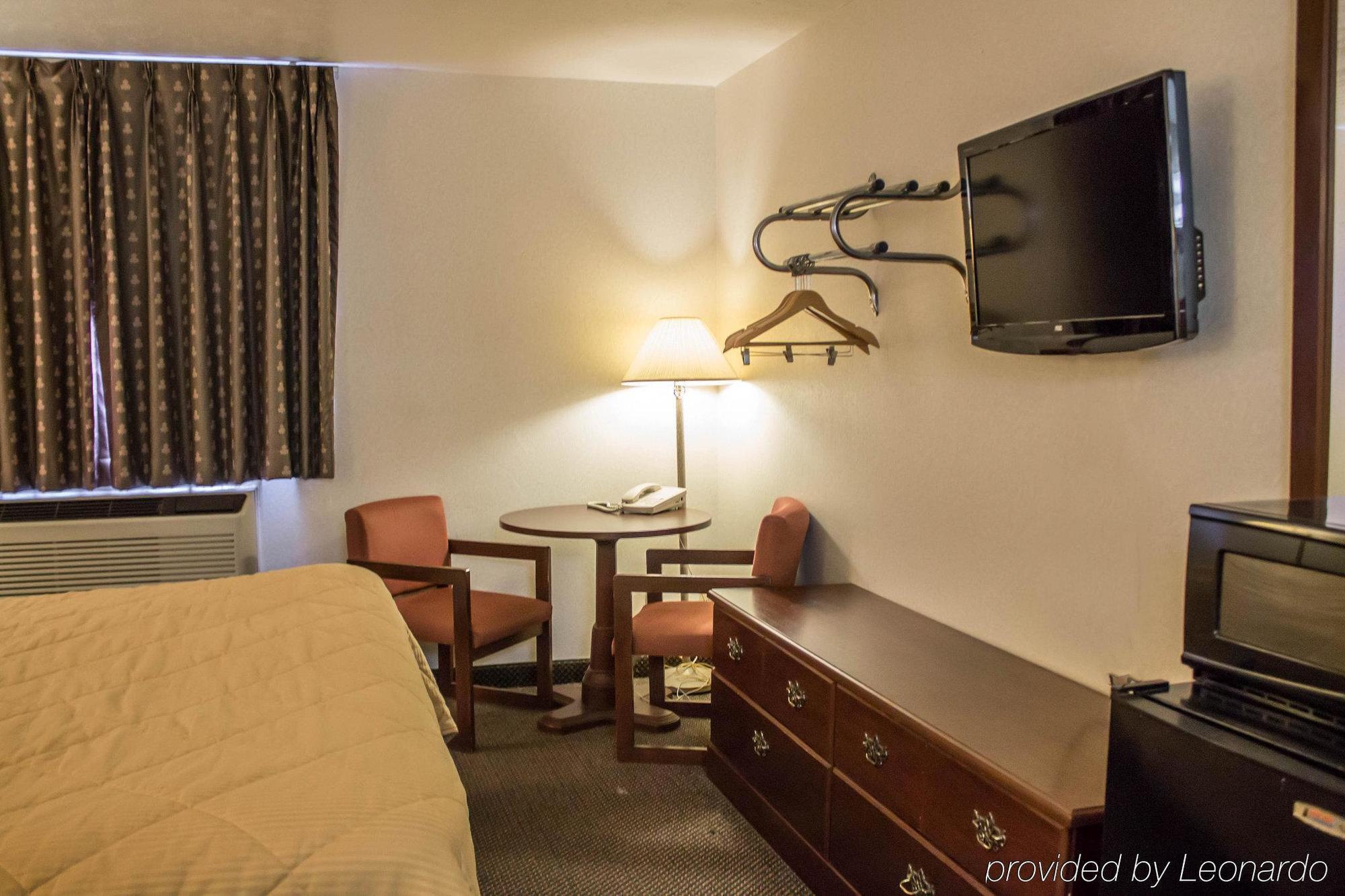 Econo Lodge Kent Bagian luar foto