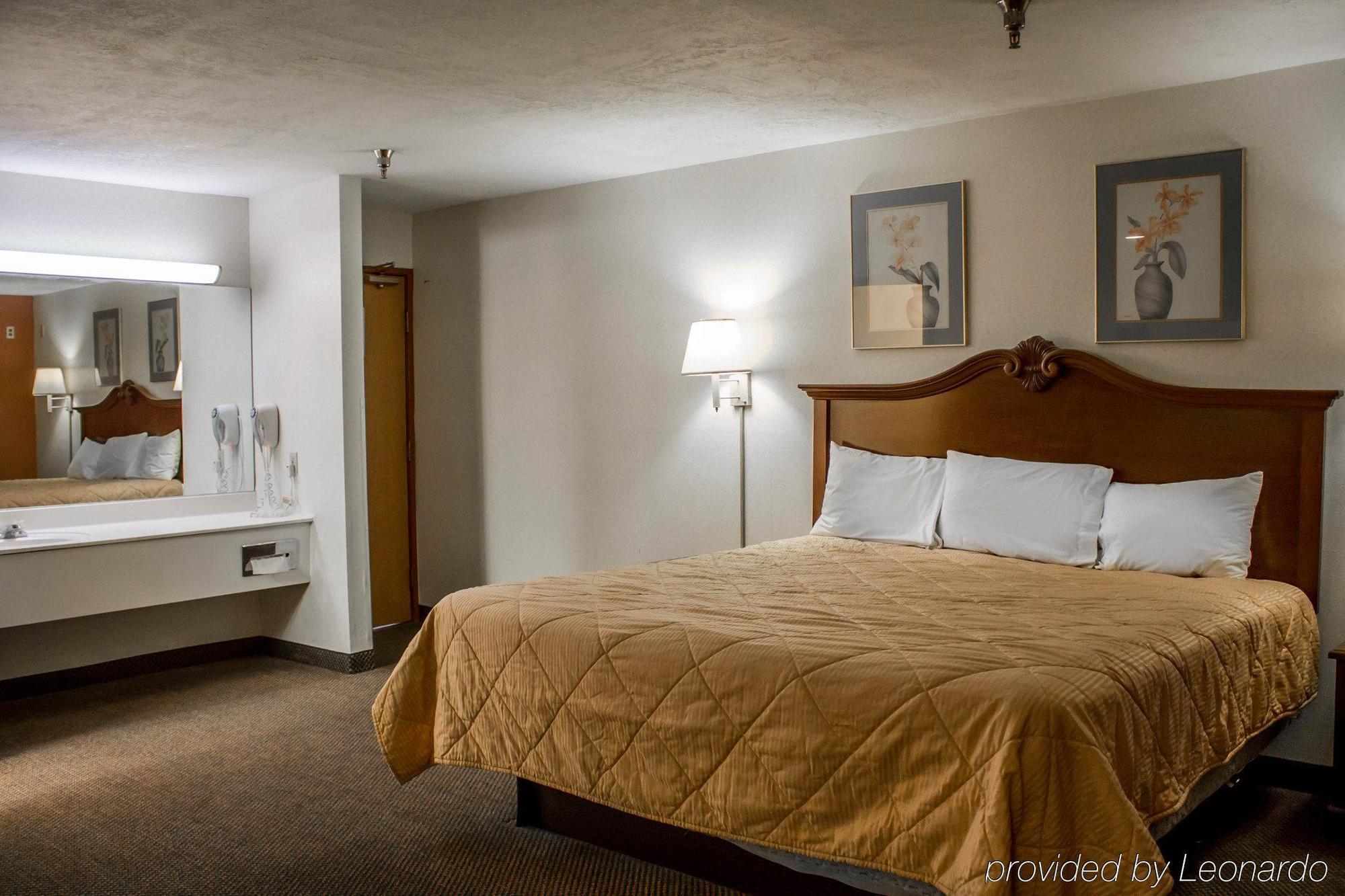 Econo Lodge Kent Bagian luar foto