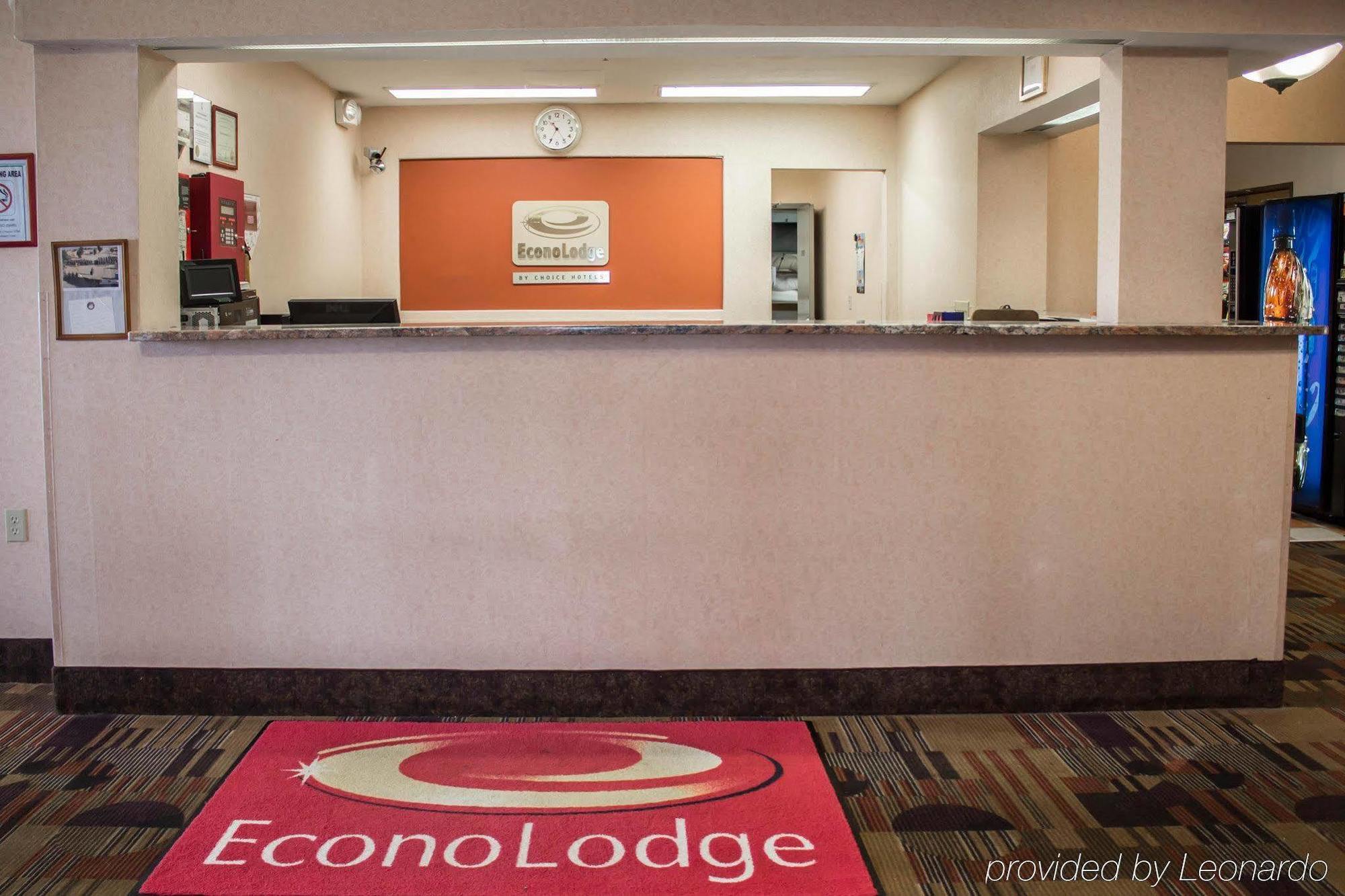 Econo Lodge Kent Bagian luar foto