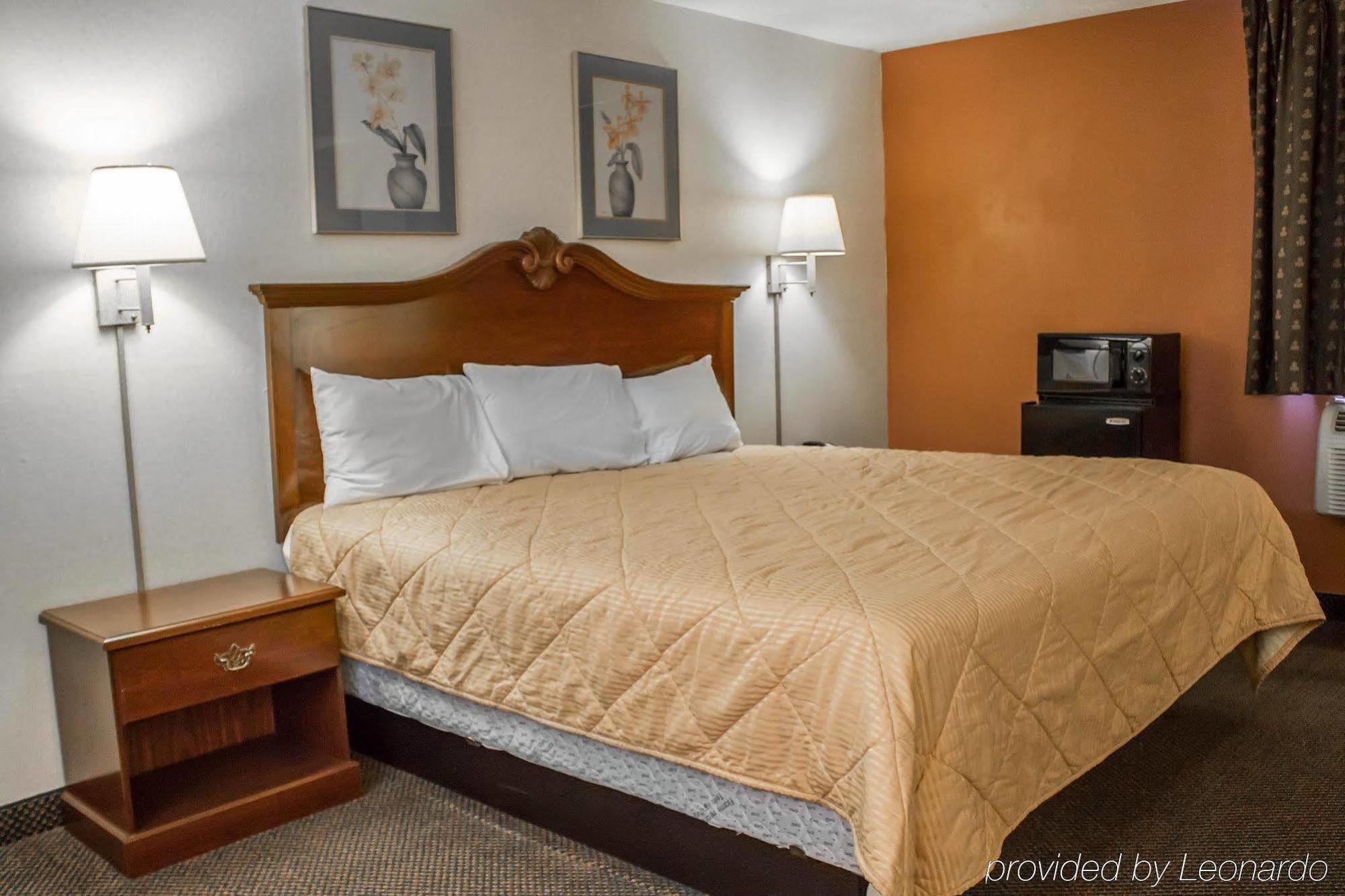 Econo Lodge Kent Bagian luar foto
