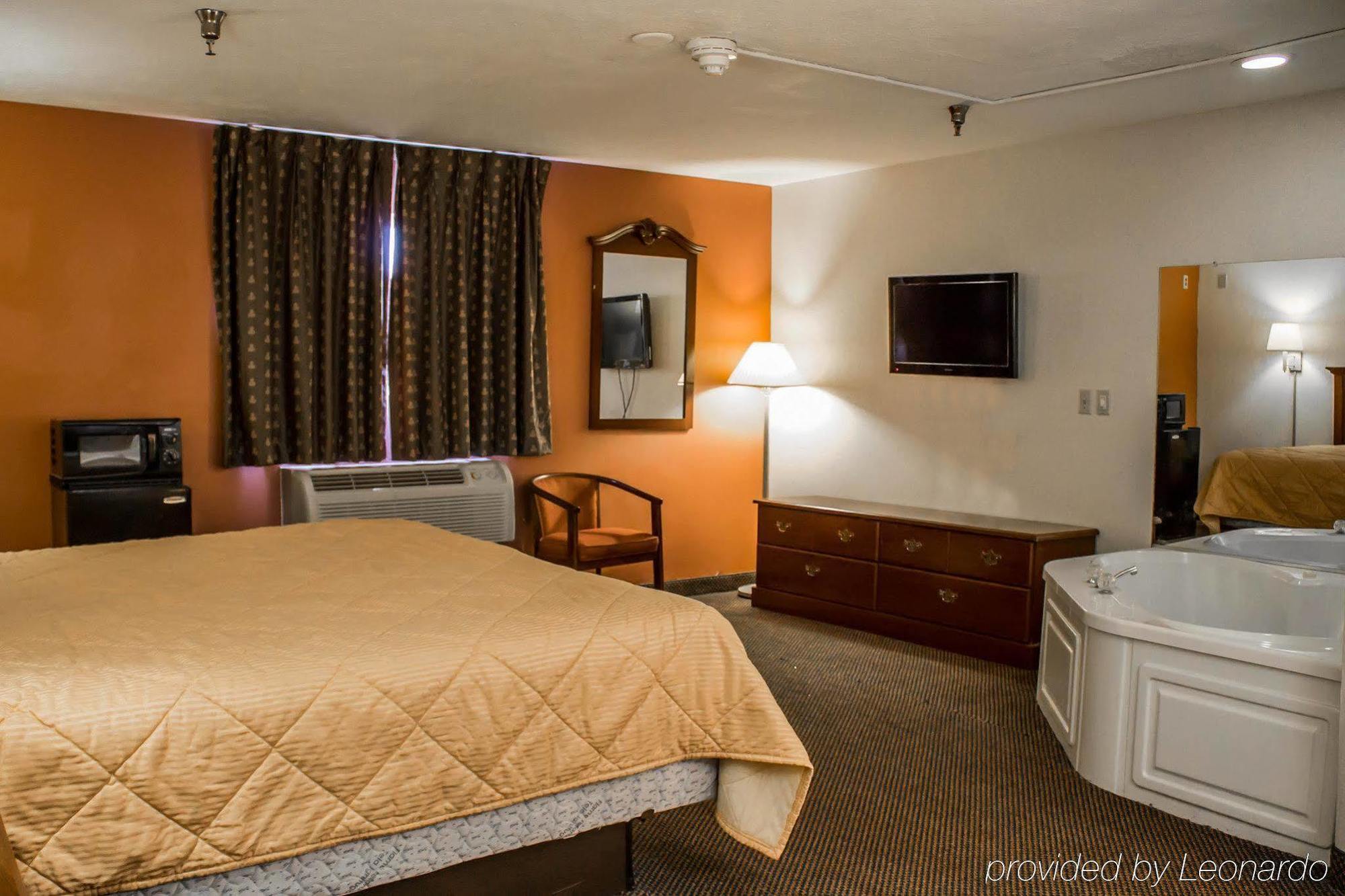 Econo Lodge Kent Bagian luar foto