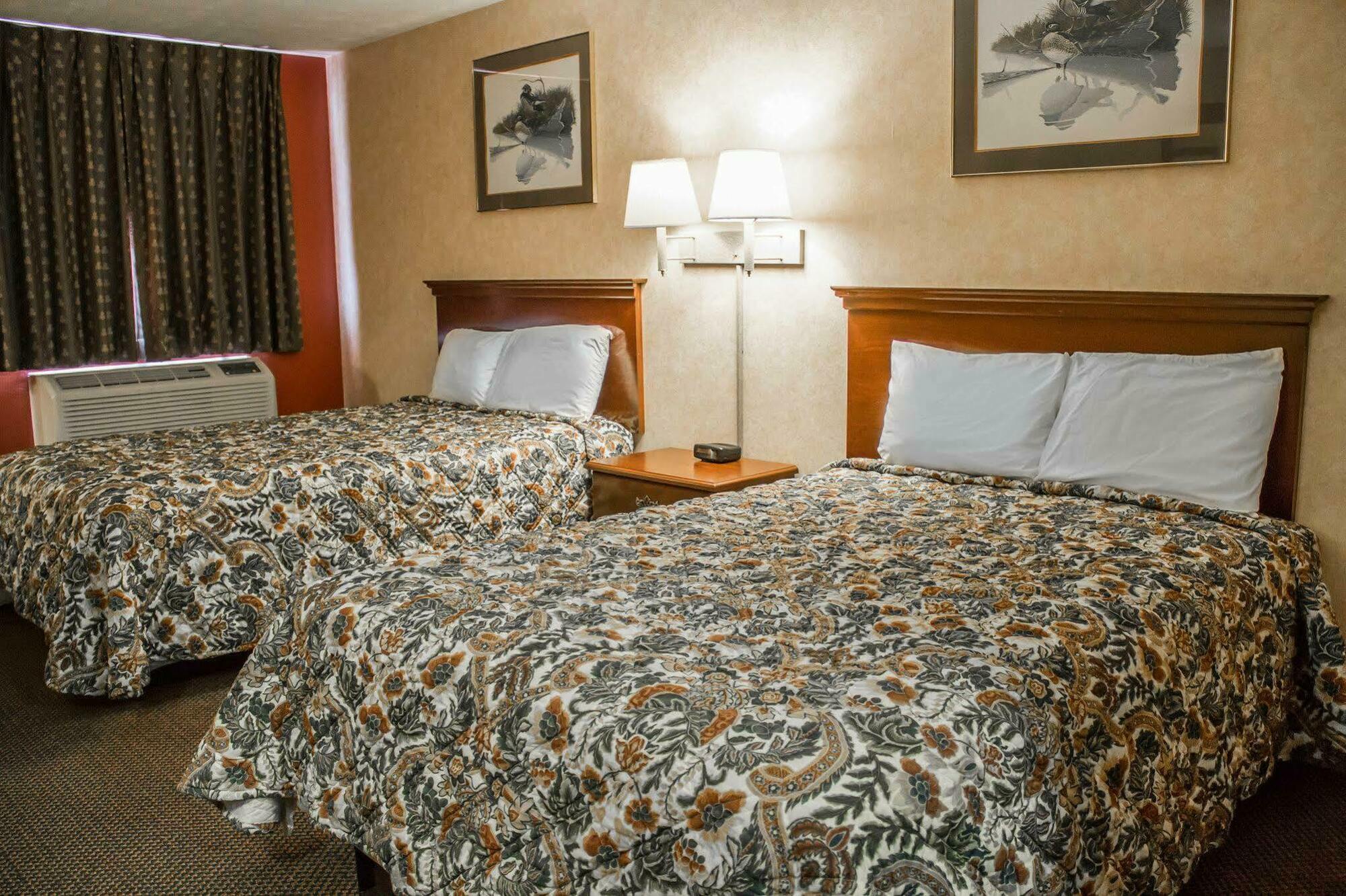 Econo Lodge Kent Bagian luar foto