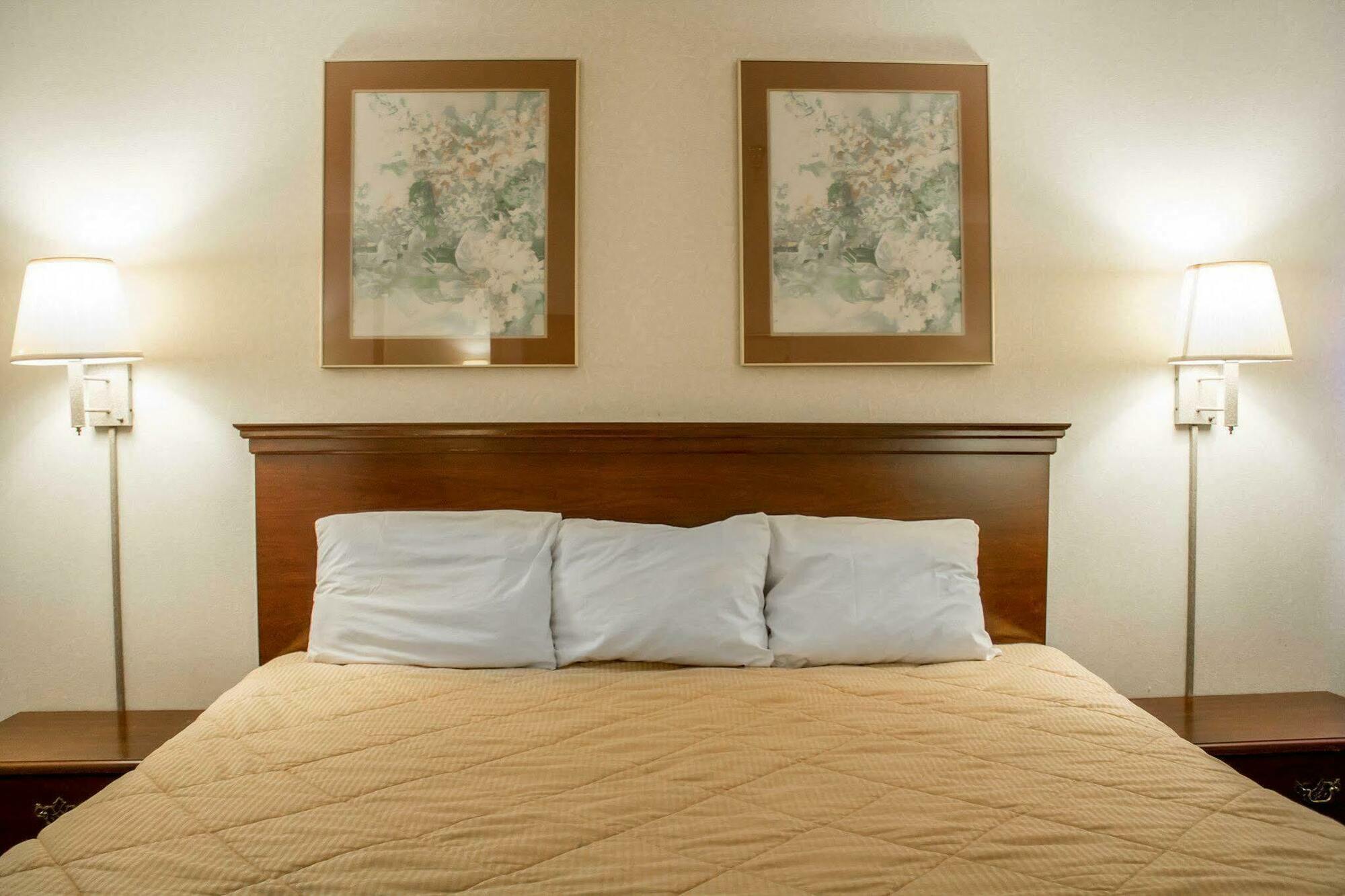 Econo Lodge Kent Bagian luar foto