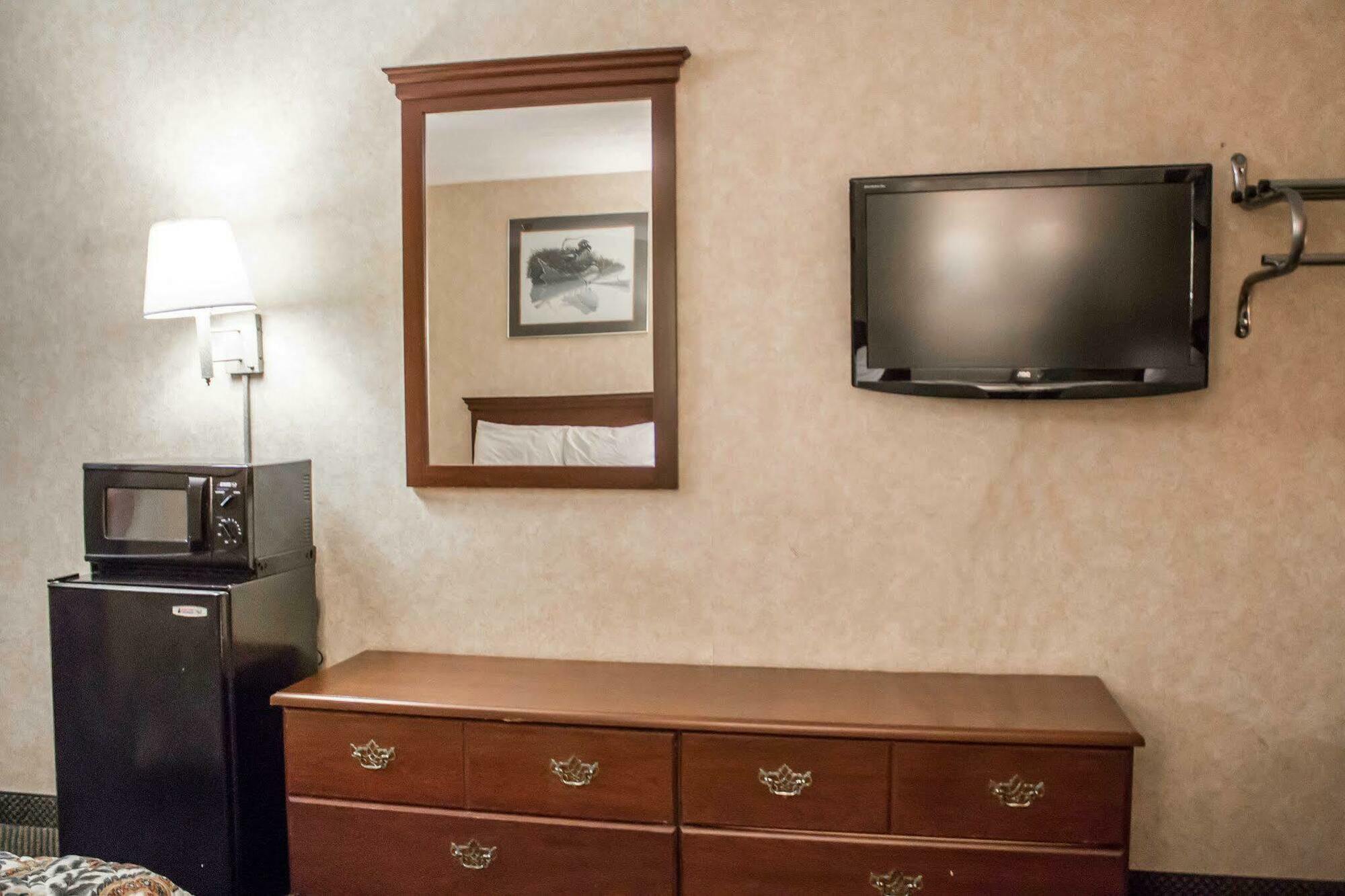 Econo Lodge Kent Bagian luar foto