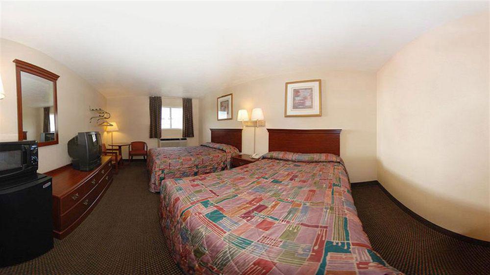 Econo Lodge Kent Bagian luar foto